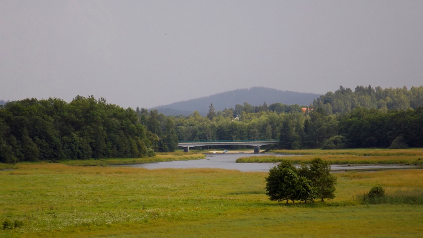 Die Brücke von Nová Pec kommt ins Blickfeld